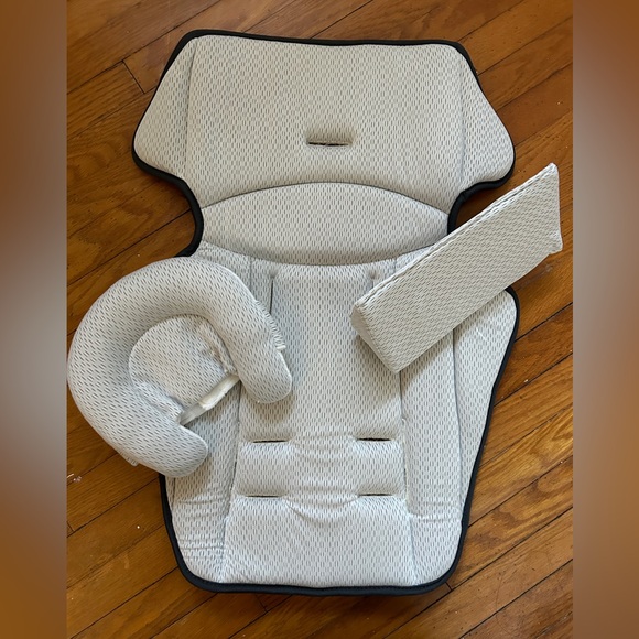 UPPABaby snug seat - Picture 2 of 3